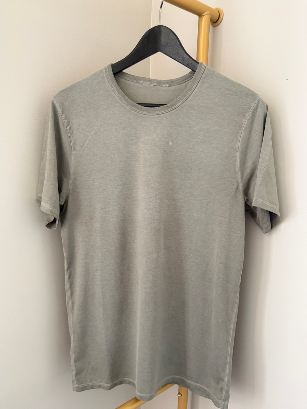 Lululemon Men's Gray T-Shirt Size Small